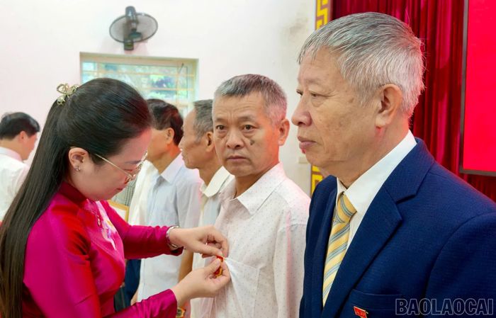 Đồng chí Phan Thanh Yên - Phó Bí thư Thường trực Đảng ủy gắn Huy hiệu Đảng cho các đảng viên.