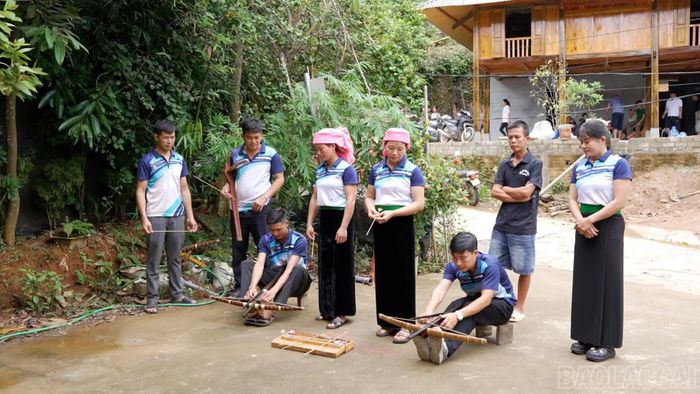 Anh Vi Văn Liêm tham gia tập luyện cùng các thành viên Câu lạc bộ Bắn nỏ truyền thống xã Phong Dụ Hạ.