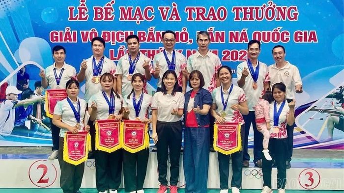 Anh Vi Văn Liêm, Chủ tịch Hội Nông dân xã Phong Dụ Hạ (đứng hàng 2, từ trái sang) cùng vận động viên của tỉnh Lào Cai tham gia Giải vô địch Bắn nỏ, Bắn ná quốc gia lần thứ IX tại tỉnh Gia Lai.