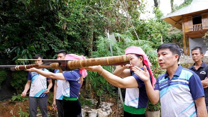 Anh Vi Văn Liêm hướng dẫn từ cách giữ nỏ, lấy đường ngắm cho thành viên Câu lạc bộ Bắn nỏ truyền thống xã Phong Dụ Hạ.