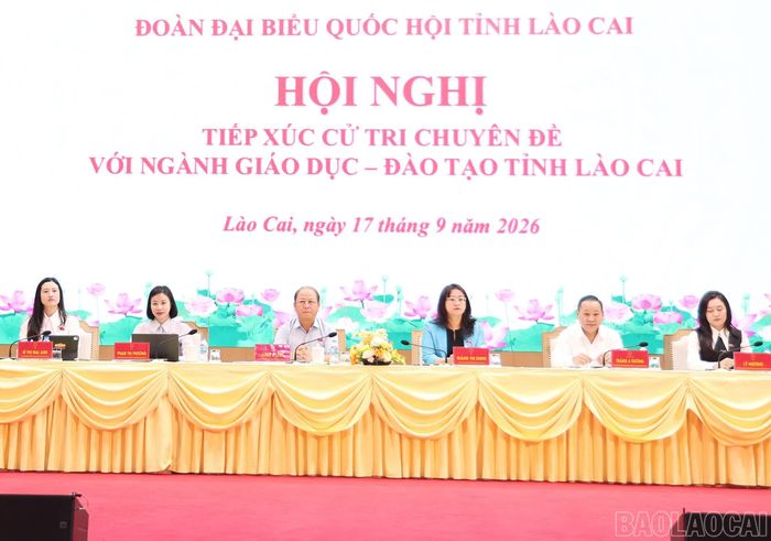 Các Đại biểu Quốc hội tỉnh tại hội nghị tiếp xúc.