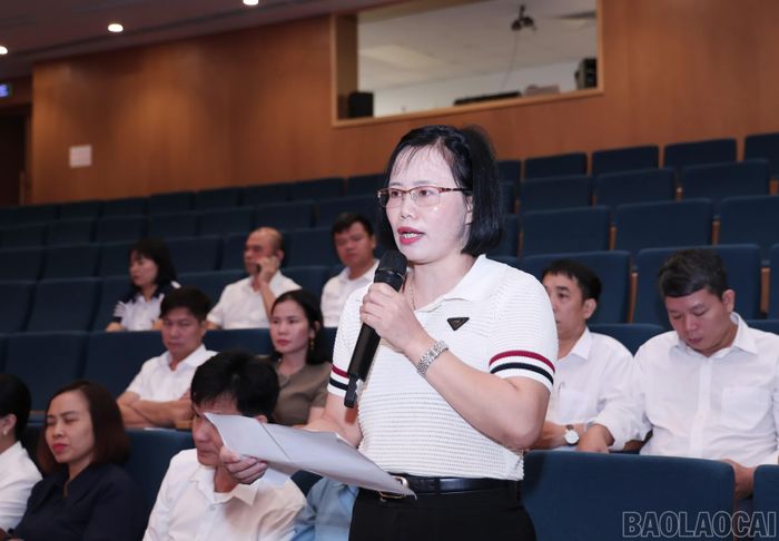 Cử tri kiến nghị tại hội nghị.