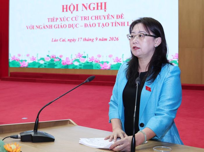Bà Giàng Thị Dung - Phó Bí thư Tỉnh ủy, Trưởng Đoàn đại biểu Quốc hội tỉnh tiếp thu các ý kiến, kiến nghị của cử tri.