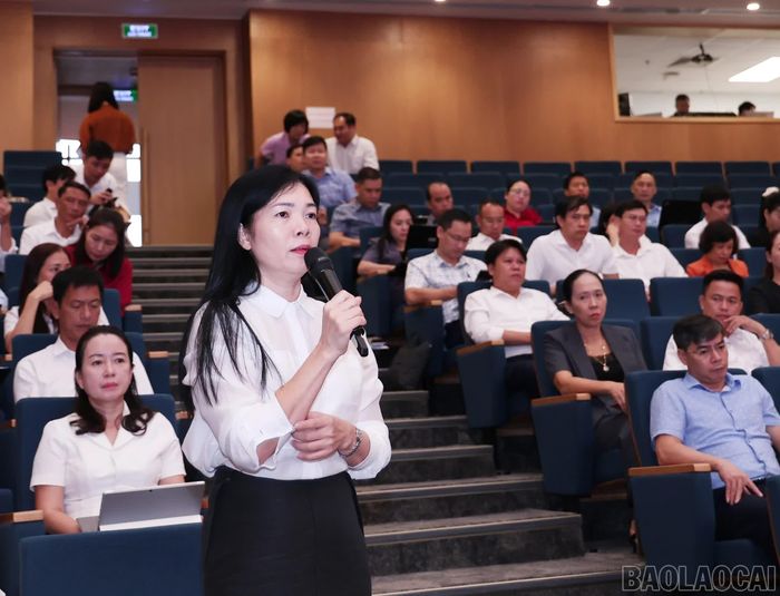 Cử tri phát biểu ý kiến, kiến nghị tại hội nghị.