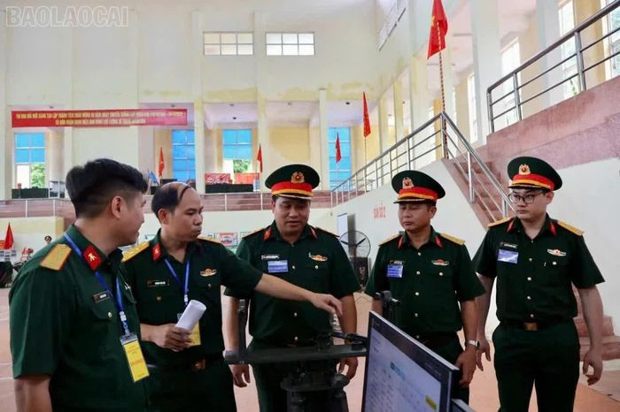 Cán bộ Bộ CHQS tỉnh giới thiệu sáng kiến "Giá hiệu chỉnh và thống nhất điểm ngắm súng chống tăng B41 và súng bắn tỉa SVD” tại hội thi (Ảnh: Bộ CHQS tỉnh cung cấp).