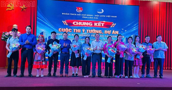 Ban tổ chức tặng hoa cho đại diện 10 dự án tham dự vòng Chung kết.
