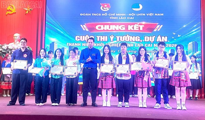 Ban tổ chức trao giải Nhì cho các tác giả dự án.