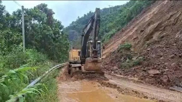 Xã Mỏ Vàng huy động máy móc khắc phục sạt lở, bảo đảm giao thông thông suốt.