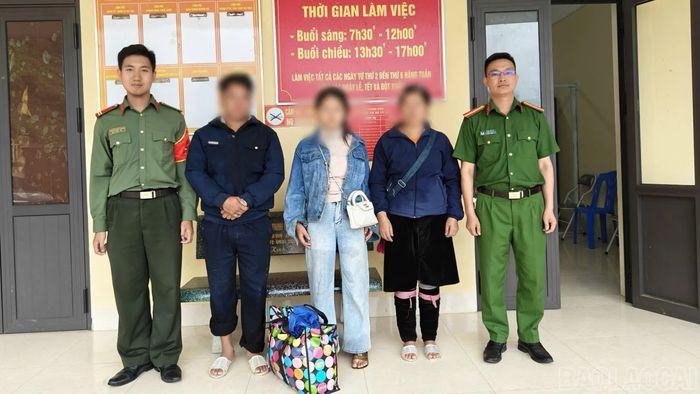 Công an xã Tả Van bàn giao S.T.S. cho gia đình.