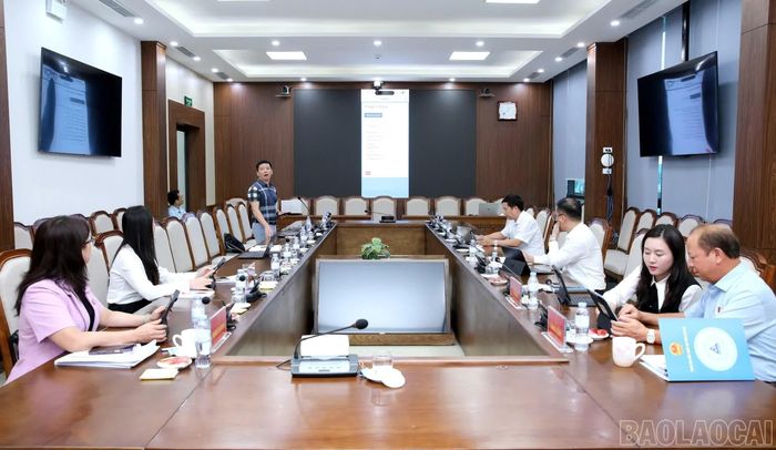 Các đại biểu được hướng dẫn khai thác và sử dụng ứng dụng Quốc hội số (App Quốc hội 2.0).