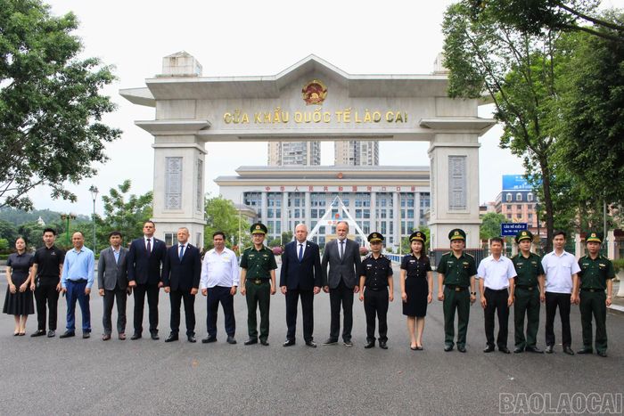 Đoàn đại biểu tỉnh Brét-xtơ khảo sát khu vực Cửa khẩu Quốc tế Lào Cai - điểm kết nối giao thương quan trọng giữa Việt Nam với khu vực Tây Nam Trung Quốc.