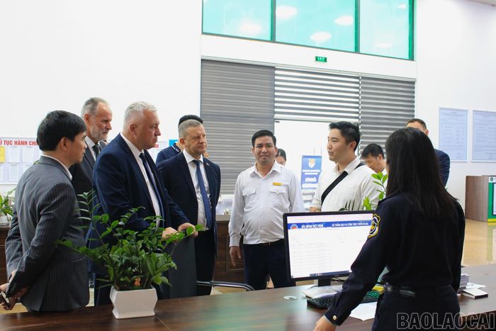 Đoàn công tác tỉnh Brét-xtơ tìm hiểu quy trình làm thủ tục, ứng dụng công nghệ thông tin trong quản lý tại Cửa khẩu Quốc tế Lào Cai.