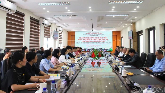 Đoàn đại biểu tỉnh Brét-xtơ làm việc với Trường Cao đẳng Lào Cai về cơ hội hợp tác trong lĩnh vực giáo dục nghề nghiệp.