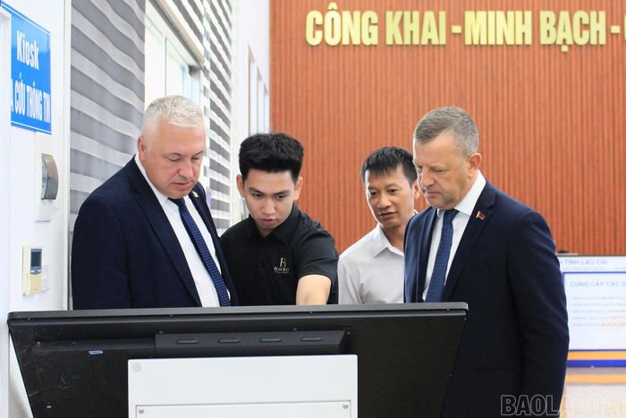 Ban Quản lý Khu kinh tế tỉnh giới thiệu với đoàn công tác về hệ thống quản lý, điều hành hoạt động tại khu vực cửa khẩu.