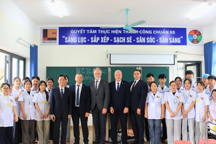 Đoàn đại biểu tỉnh Brét-xtơ chụp ảnh lưu niệm với giảng viên, sinh viên Trường Cao đẳng Lào Cai.