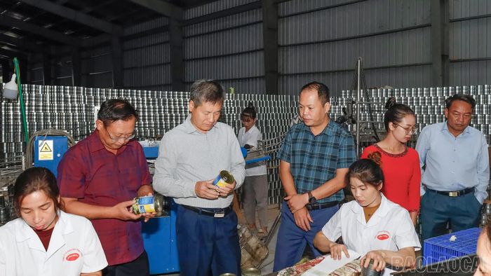 Đồng chí Ngô Hạnh Phúc và Tổ công tác thăm Công ty Cổ phần thực phẩm Á Châu (xã Bản Lầu).