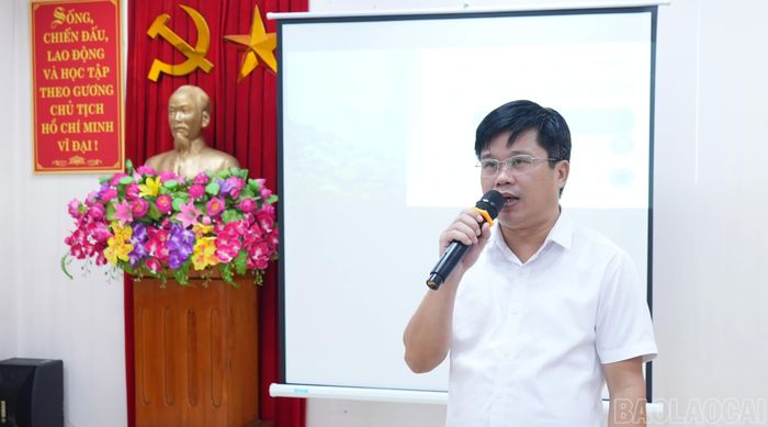 Đại diện Quỹ Bảo vệ rừng và Môi trường tỉnh triển khai các chính sách chi trả dịch vụ môi trường rừng.