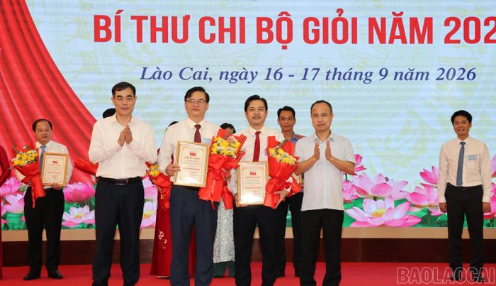 Các thí sinh đoạt giải Nhì nhận thưởng.