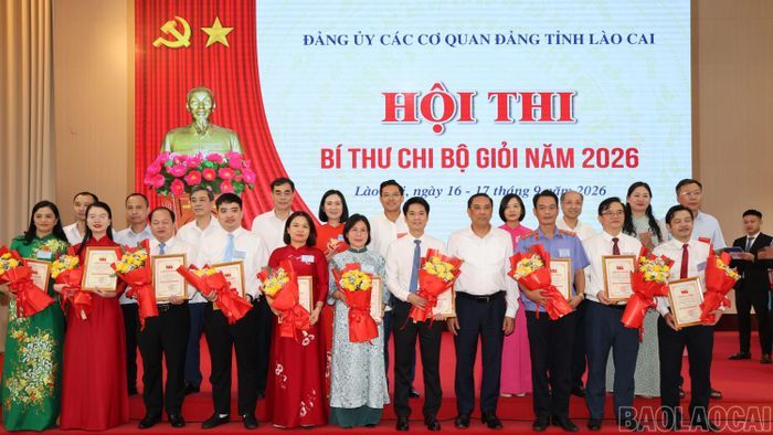 Ban Tổ chức hội thi chụp ảnh lưu niệm cùng các thí sinh.