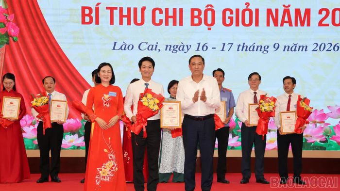 Đồng chí Hoàng Giang - Phó Bí thư Thường trực Tỉnh ủy và đồng chí Lê Thị Thanh Bình - Phó Bí thư Đảng ủy Các cơ quan Đảng tỉnh, Trưởng Ban Tổ chức hội thi trao giải Nhất cho thí sinh Hoàng Mạnh Hà.