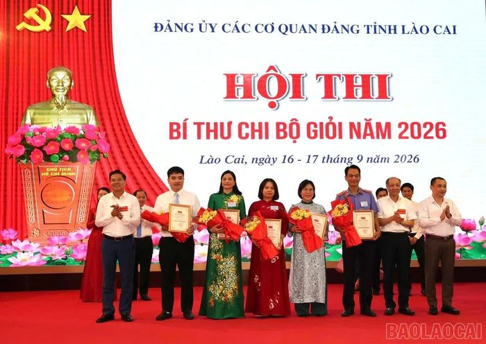 Các thí sinh đoạt giải Khuyến khích nhận thưởng.