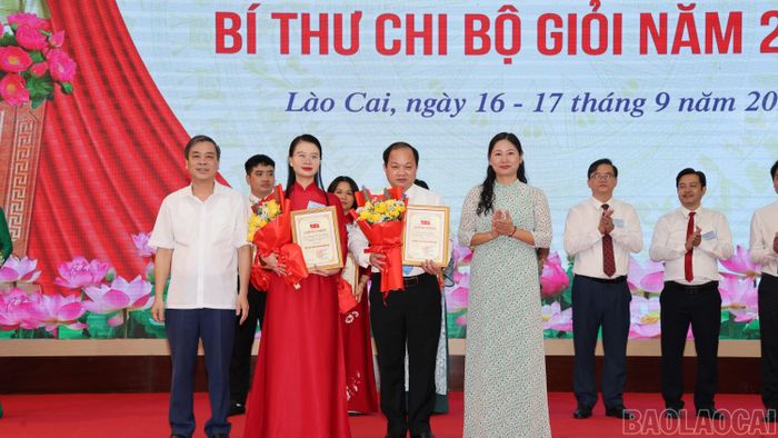 Các thí sinh đoạt giải Ba nhận thưởng.