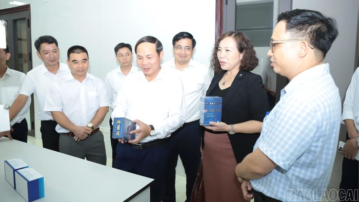 Đoàn công tác tìm hiểu mô hình nghiên cứu của Đại học Thái Nguyên.