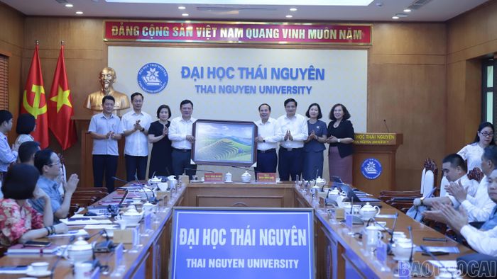 Đoàn công tác tặng quà lưu niệm.