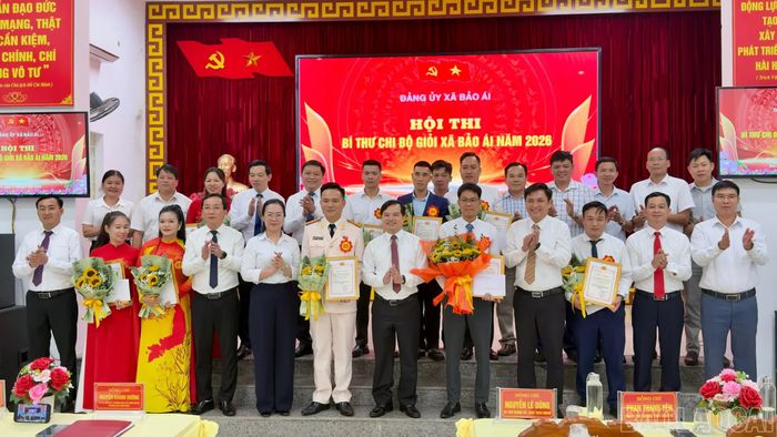 Ban tổ chức hội thi trao giải cho các thí sinh.