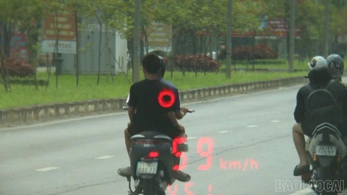 Lực lượng Cảnh sát giao thông kiểm tra, phát hiện các trường hợp học sinh vi phạm trật tự, an toàn giao thông.