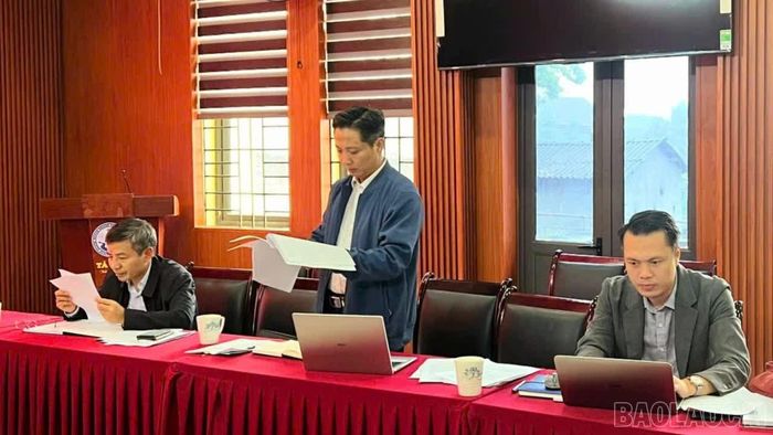 Đồng chí Phạm Bình Minh - Phó Bí thư Đảng ủy, Chủ tịch UBND xã Tả Van phát biểu tại buổi giám sát.