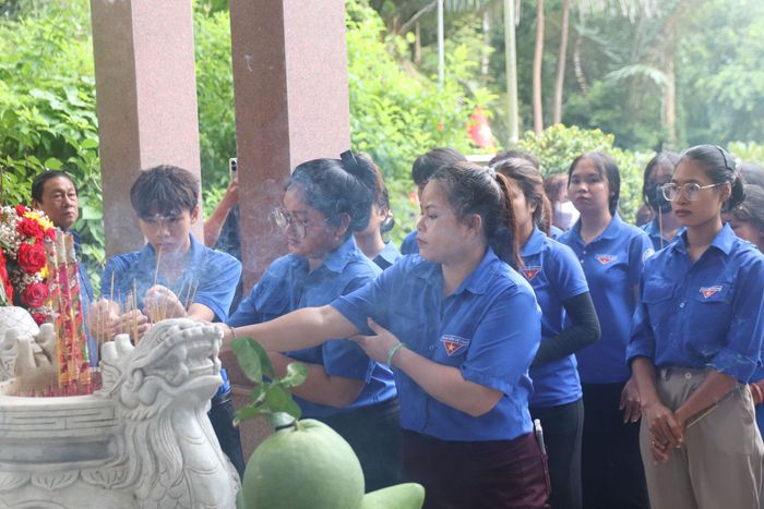 Đoàn viên thanh niên xã Đông Giang thắp nến tri ân các anh hùng liệt sĩ tại Khu di tích Sa Lôn