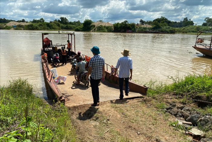 Không chỉ cung cấp nước cho sản xuất, sinh hoạt và phát điện, sông Sêrêpốk còn tạo điều kiện cho giao thông đường thủy và các hoạt động kinh tế gắn với mặt nước