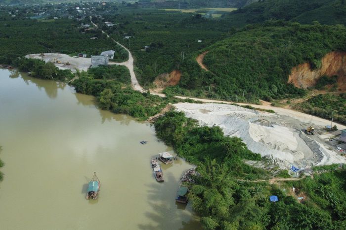 Bên cạnh nguy cơ thiếu nước vào mùa khô, dòng chảy trên một số con sông cũng có những biến động bất thường, làm gia tăng xói mòn, sạt lở dọc hai bên bờ
