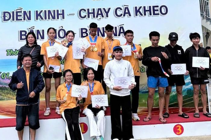 Các thành viên trong đội điền kinh Cụm 11 tham dự Đại hội TDTT Lâm Đồng lần 1-2026