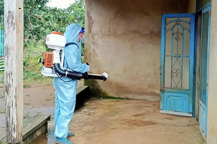 Xã Tuy Đức tăng cường tuyên truyền, phun hóa chất phòng chống sốt xuất huyết
