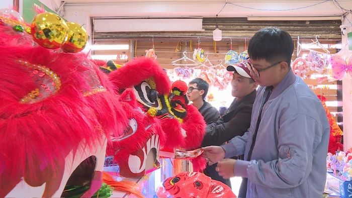Đầu lân, đầu sư tử có mức giá đa dạng hơn, từ vài trăm ngàn đến vài triệu đồng