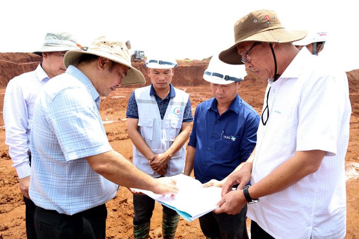 Đồng chí Nguyễn Minh kiểm tra Trường Phổ thông nội trú liên cấp Tiểu học và THCS Tuy Đức