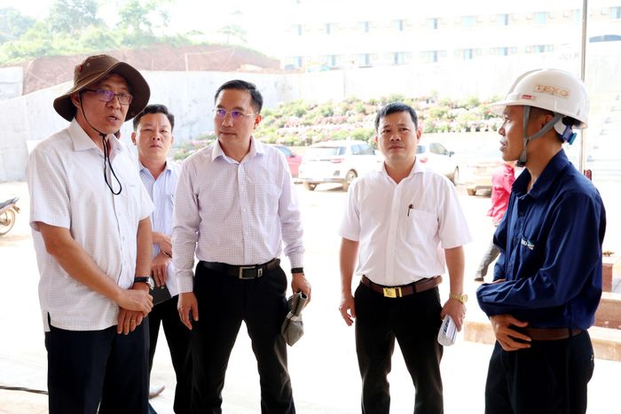 Phó Chủ tịch UBND tỉnh Lâm Đồng Nguyễn Minh (bìa trái) yêu cầu các đơn vị bảo đảm đúng tiến độ bàn giao công trình trước ngày 30/9