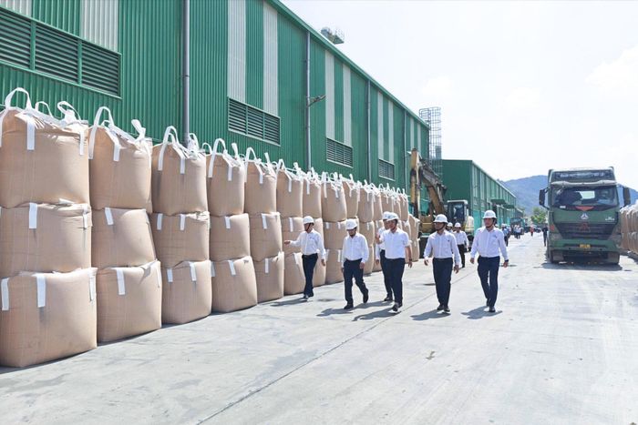 Vật liệu xây dựng được sản xuất từ tro xỉ tại nhà máy của Công ty Cổ phần Sông Đà Cao Cường ở xã Vĩnh Hảo (Ảnh: Hảo Chi)