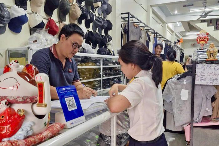 Cán bộ ngành thuế tuyên truyền chính sách đến hộ kinh doanh tại xã Phan Rí Cửa
