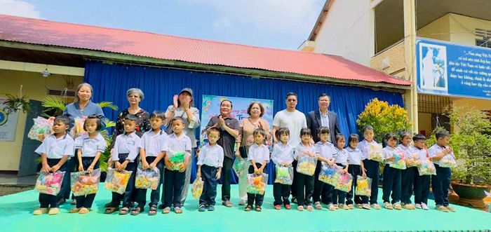 Các em thiếu nhi nhận quà Trung thu