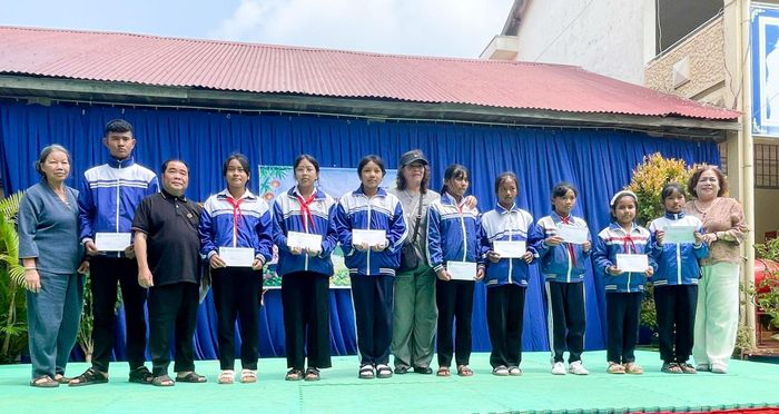 Trao học bổng cho học sinh nghèo vượt khó