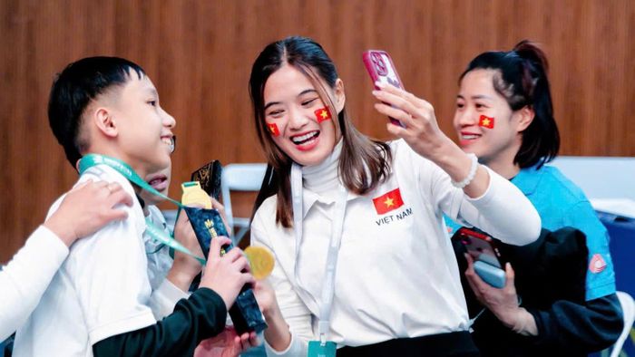 Cô giáo Quỳnh cùng 2 học sinh Minh Nhật và Hoàng Khôi lưu giữ khoảnh khắc nhận giải tại World Robot Contest Final 2025 ở Trung Quốc