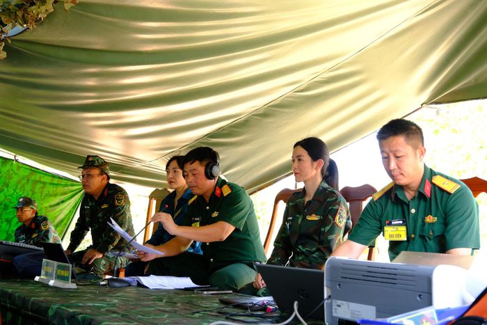 Tổ đạo diễn phát tình huống cho khung tập thực hiện các nội dung diễn tập