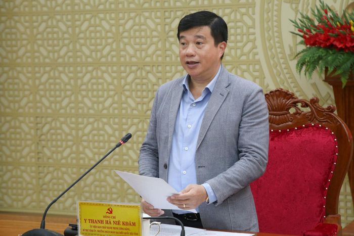 Đồng chí Y Thanh Hà Niê Kđăm, Ủy viên Ban Chấp hành Trung ương Đảng, Bí thư Tỉnh ủy, Trưởng Đoàn đại biểu Quốc hội tỉnh Lâm Đồng phát biểu tại cuộc họp