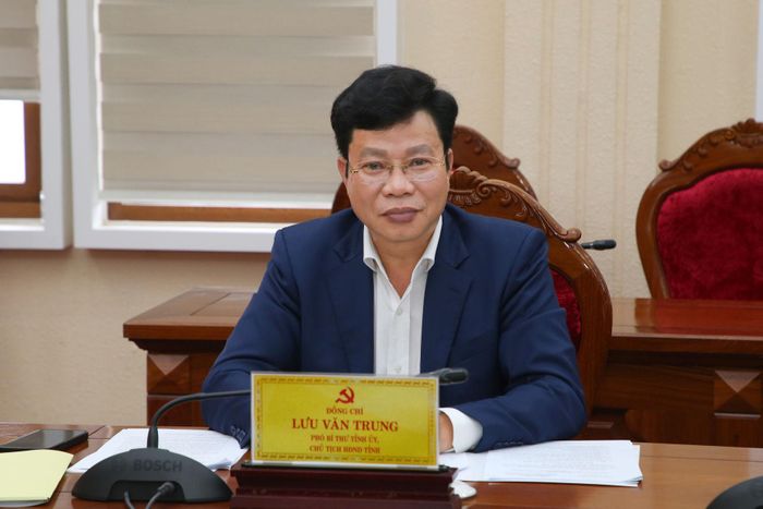 Đồng chí Lưu Văn Trung, Phó Bí thư Tỉnh ủy, Chủ tịch HĐND tỉnh tham dự cuộc họp