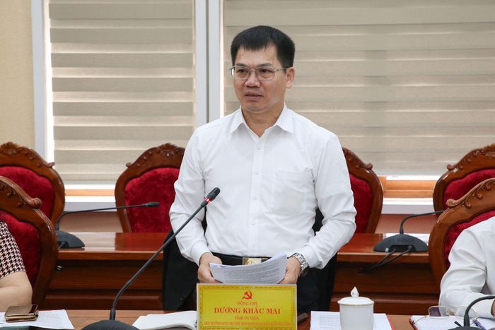 Đồng chí Dương Khắc Mai, Tỉnh ủy viên, Phó Trưởng đoàn chuyên trách Đoàn ĐBQH tỉnh Lâm Đồng nêu ý kiến tại cuộc họp