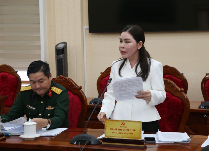 Đồng chí Phạm Thị Minh Hiếu, Phó Giám đốc Sở Tư pháp báo cáo tại cuộc họp