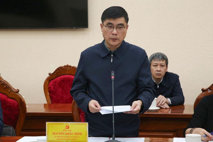 Đồng chí Nguyễn Khắc Bình, Ủy viên Ban Thường vụ Tỉnh ủy, Chánh Văn phòng Tỉnh ủy công bố Quyết định thành lập Tổ Chỉ đạo hoàn thiện thể chế và thực thi pháp luật tỉnh của Ban Thường vụ Tỉnh ủy